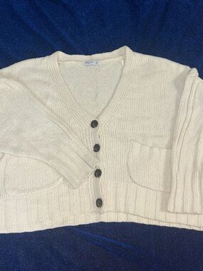 Arizona Jean Company Cream Cropped V-Neck Button Cardigan